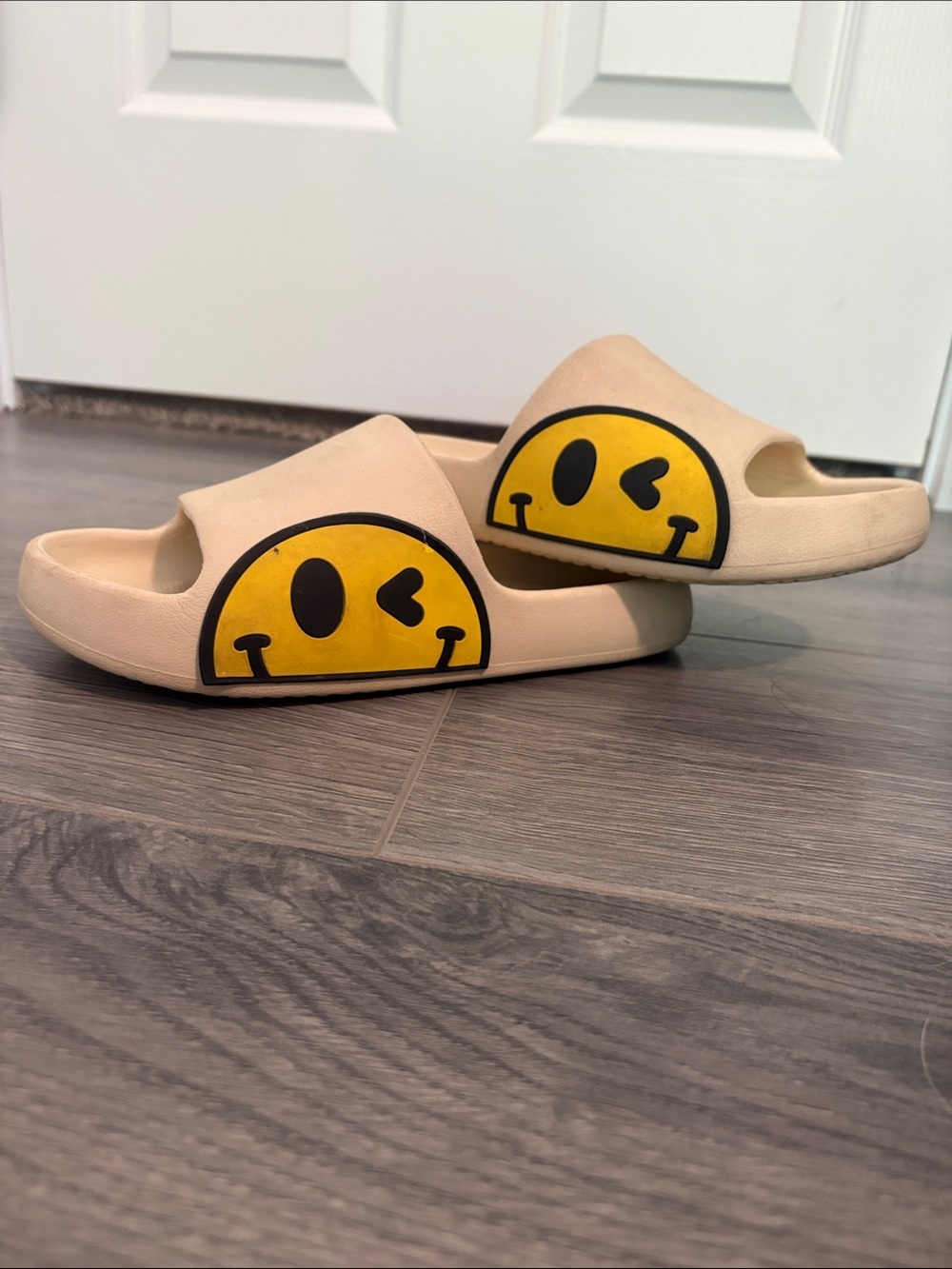 Kids Beige Slide Sandals with Yellow Winking Smiley - Picture 1 of 1